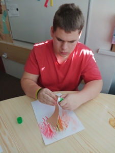 tentokrát vytvořili stromy pomocí podzimního listí