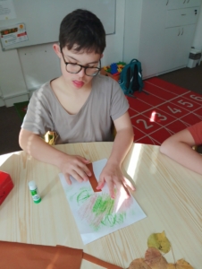 tentokrát vytvořili stromy pomocí podzimního listí