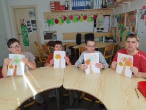 tentokrát vytvořili stromy pomocí podzimního listí