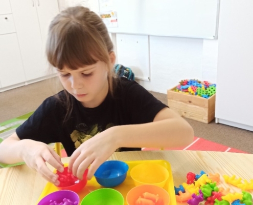 Nácvik psaní, grafomotorická cvičení na tabuli. třídění barev