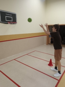 Nácvik psaní, grafomotorická cvičení na tabuli. třídění barev