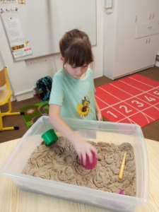 Nácvik psaní, grafomotorická cvičení na tabuli. třídění barev