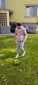 - hrátky s bublifukem a fotbal, stolní hry, soutěže, puzzle, vkládačky, stavění komínů