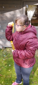 - hrátky s bublifukem a fotbal, stolní hry, soutěže, puzzle, vkládačky, stavění komínů