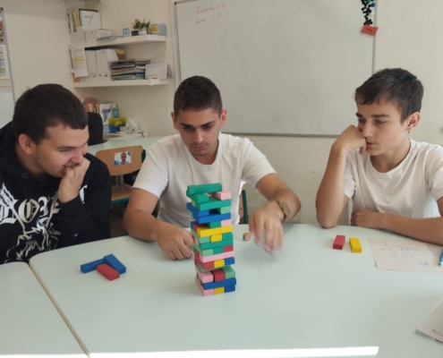 - hrátky s bublifukem a fotbal, stolní hry, soutěže, puzzle, vkládačky, stavění komínů