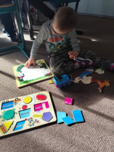 - hrátky s bublifukem a fotbal, stolní hry, soutěže, puzzle, vkládačky, stavění komínů