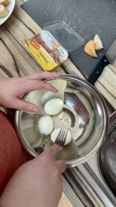 vyrobili jsme si vajíčkovou pomazánku s party salátkem