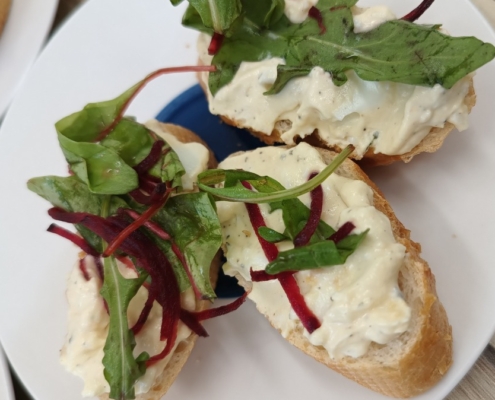 vyrobili jsme si vajíčkovou pomazánku s party salátkem