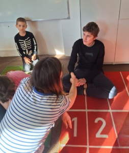 ve třídě C terapie loutkou s panem Barvičkou