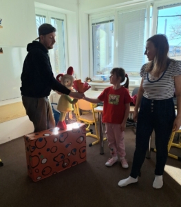 ve třídě C terapie loutkou s panem Barvičkou