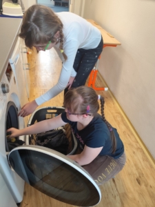 praní prádla, věšení prádla a ukládání ručníků