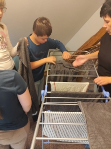 praní prádla, věšení prádla a ukládání ručníků