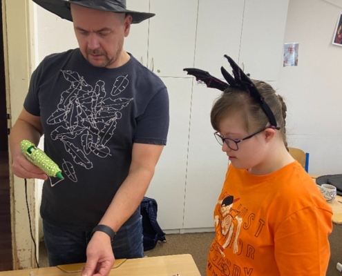 vyráběli dýně a jako bonus halloweenská trička