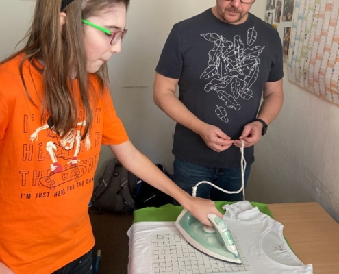 vyráběli dýně a jako bonus halloweenská trička