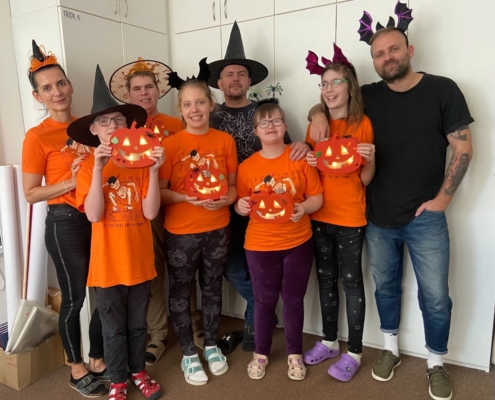 vyráběli dýně a jako bonus halloweenská trička