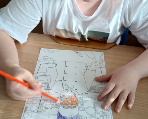 Prohlížení časopisů, knih i letáků, tvoření s paní Ivonou