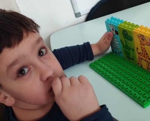 Prohlížení časopisů, knih i letáků, tvoření s paní Ivonou