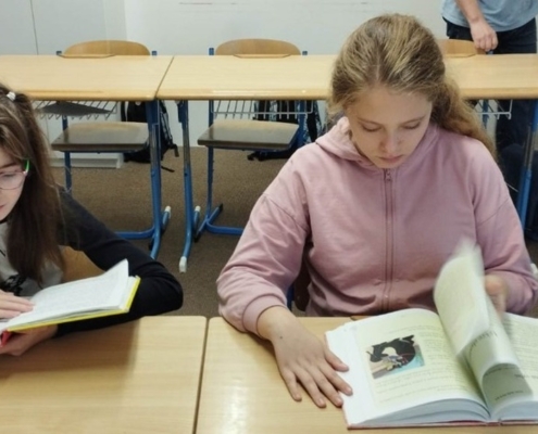 Prohlížení časopisů, knih i letáků, tvoření s paní Ivonou