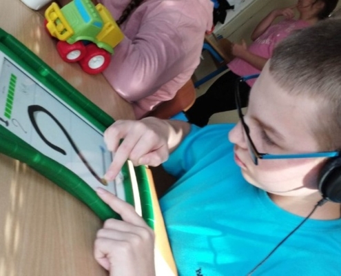 Prohlížení časopisů, knih i letáků, tvoření s paní Ivonou