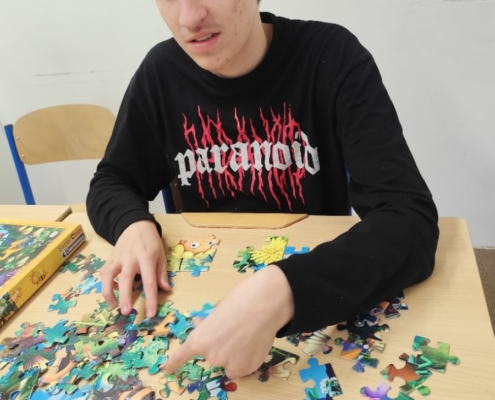 Prohlížení časopisů, knih i letáků, tvoření s paní Ivonou