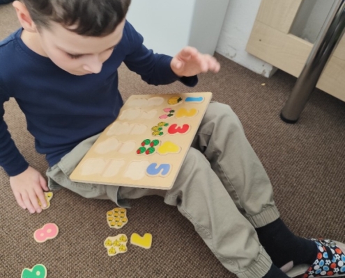 Prohlížení časopisů, knih i letáků, tvoření s paní Ivonou