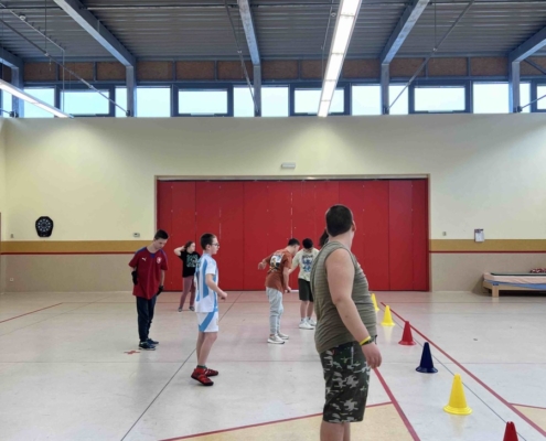 pořádná rozcvička, slalom s florbalovým míčkem a hokejkou