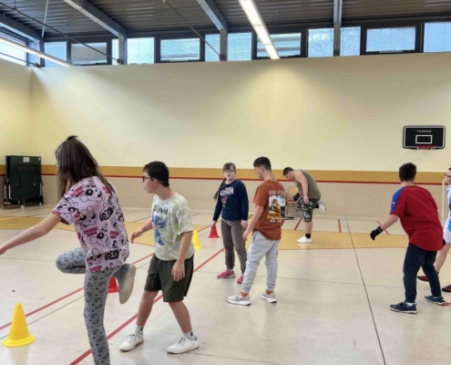 pořádná rozcvička, slalom s florbalovým míčkem a hokejkou