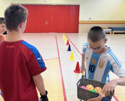 pořádná rozcvička, slalom s florbalovým míčkem a hokejkou