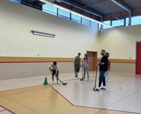 pořádná rozcvička, slalom s florbalovým míčkem a hokejkou