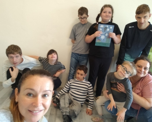 v rámci výtvarné výchovy vytvořili společný obrázek