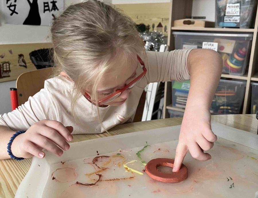 Zkusili jsme vyřezat kruhy na vánoční ozdoby