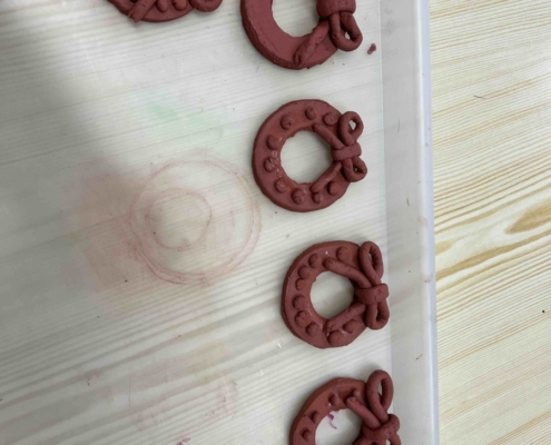 Zkusili jsme vyřezat kruhy na vánoční ozdoby