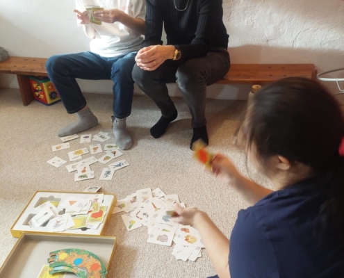 Pobyt v malé tělocvičně, stavění komínů, dívání se na pohádky, hlavolamy