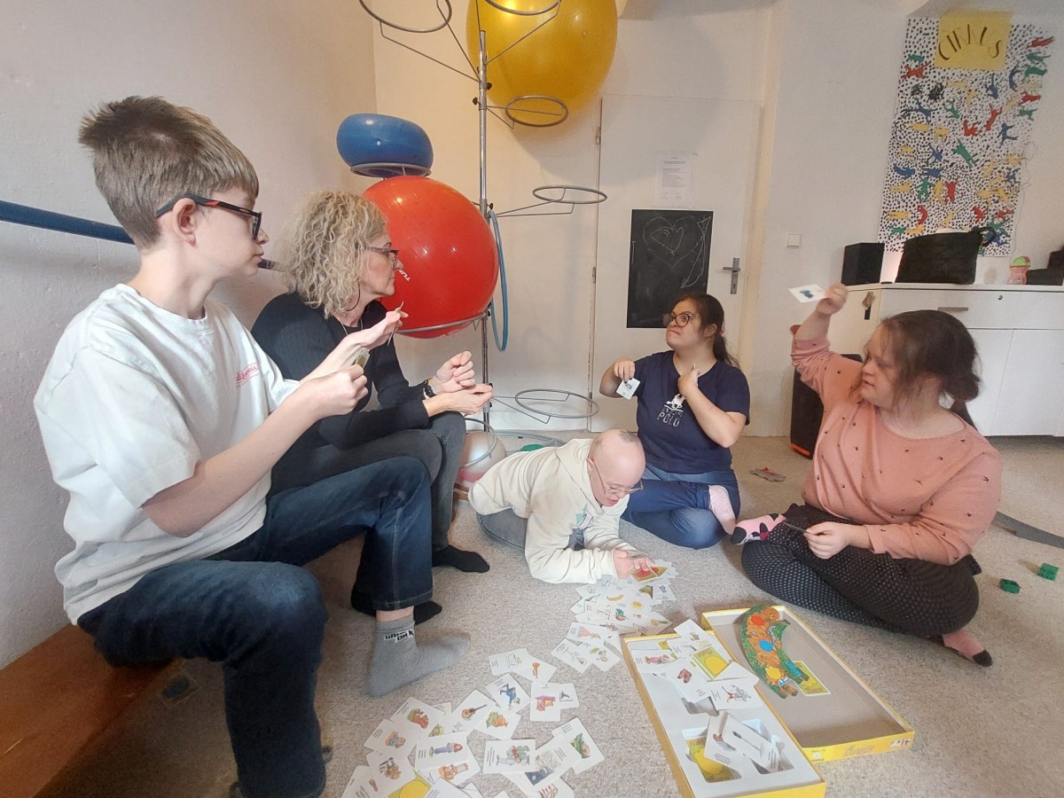 Pobyt v malé tělocvičně, stavění komínů, dívání se na pohádky, hlavolamy