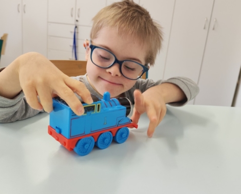 Pobyt v malé tělocvičně, stavění komínů, dívání se na pohádky, hlavolamy