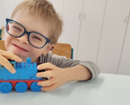 Pobyt v malé tělocvičně, stavění komínů, dívání se na pohádky, hlavolamy