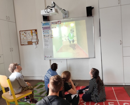 Pobyt v malé tělocvičně, stavění komínů, dívání se na pohádky, hlavolamy