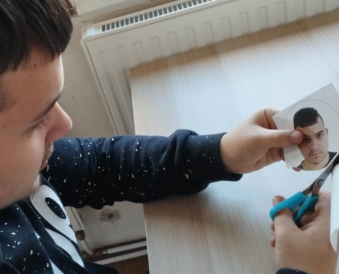 Ozdůbka s podobiznou je jednoduchá, ale osobitá