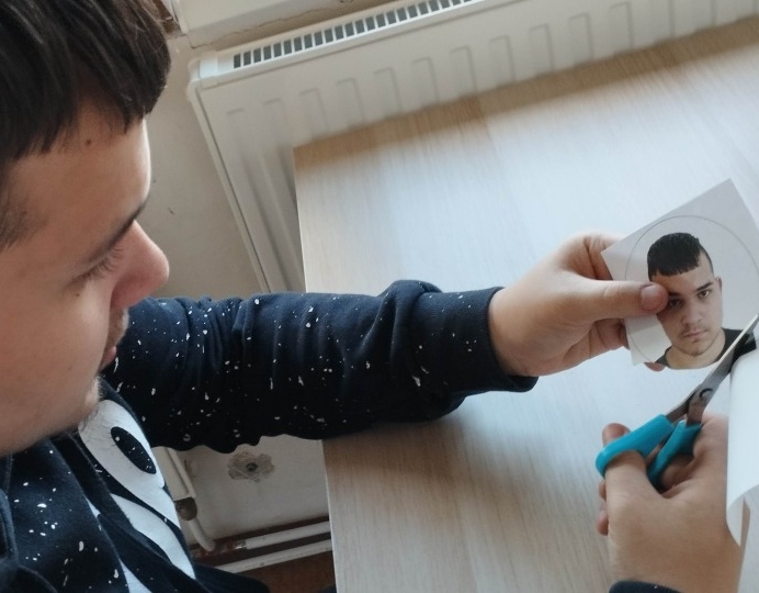 Ozdůbka s podobiznou je jednoduchá, ale osobitá