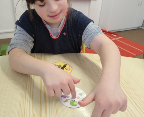 hráli hru zaměřenou na rychlost, pozornost a opakování pojmu