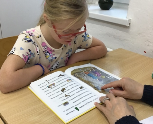 nejmenší se učí číst s porozuměním, opisují slova