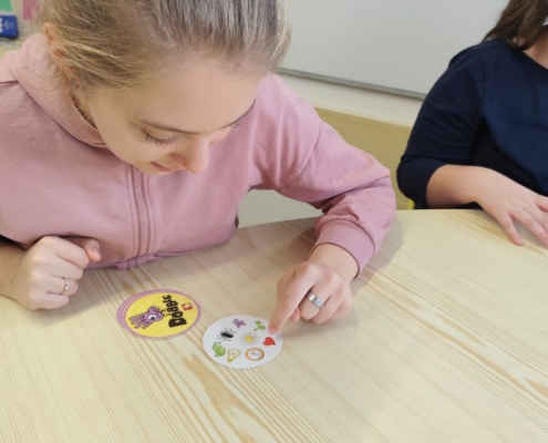 hráli hru zaměřenou na rychlost, pozornost a opakování pojmu