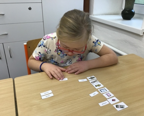 nejmenší se učí číst s porozuměním, opisují slova