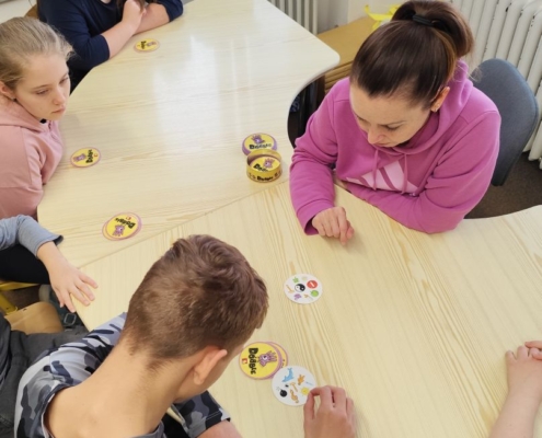 hráli hru zaměřenou na rychlost, pozornost a opakování pojmu