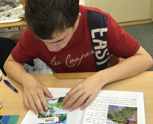 Zpracované učivo lepíme do sešitu, používáme učebnice