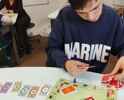 puzzle, kreslení, stavění kolejí a domečků v malé tělocvičně, zpívání a tančení