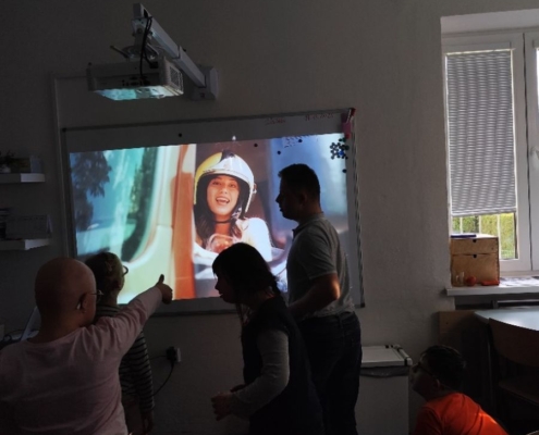 puzzle, kreslení, stavění kolejí a domečků v malé tělocvičně, zpívání a tančení