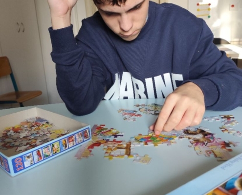 puzzle, kreslení, stavění kolejí a domečků v malé tělocvičně, zpívání a tančení