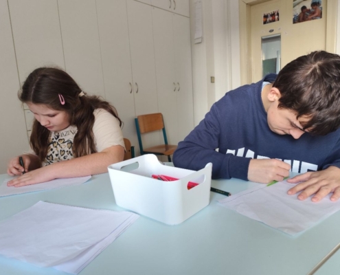 puzzle, kreslení, stavění kolejí a domečků v malé tělocvičně, zpívání a tančení