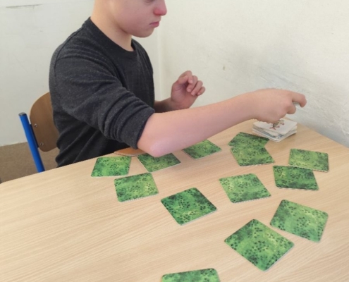 puzzle, kreslení, stavění kolejí a domečků v malé tělocvičně, zpívání a tančení